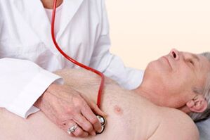 medic care examinează un pacient cu hipertensiune arterială